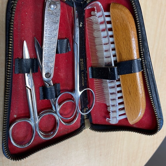 Vintage Gentleman Brush and Manicure Set Built In Zip Around Closure Leather - Picture 13 of 16